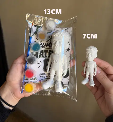 La misma figura en 13 cm, dentro del Kit Fiesta con sus pinturas, y en 7 cm, en la mano